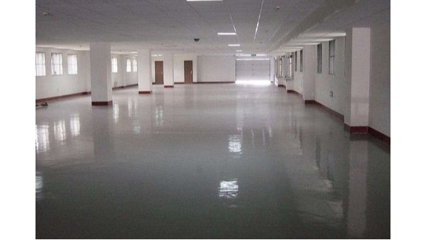 在水泥基自流平施工前，如何進(jìn)行現(xiàn)場(chǎng)勘察和注意事項(xiàng)？易高好膩?zhàn)痈嬖V您