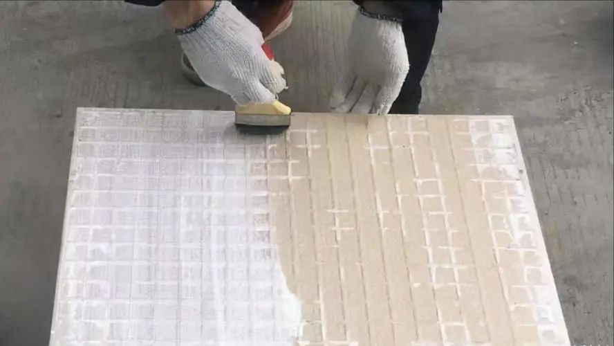 昆明瓷磚膠廠家告訴您，搞錯了！原來瓷磚背膠不是越粘手越好??！