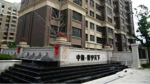 昆明·中?！ゅ居钐煜?外墻膩子施工案例